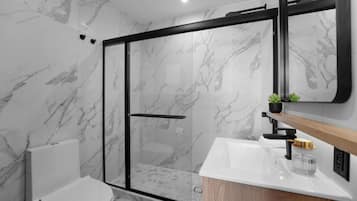 Dusche, Haartrockner, HandtĂŒcher