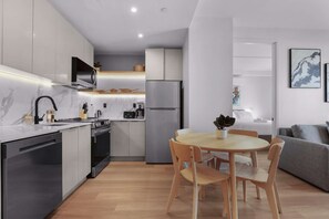 Réfrigérateur, four à micro-ondes, un four, surface de cuisson