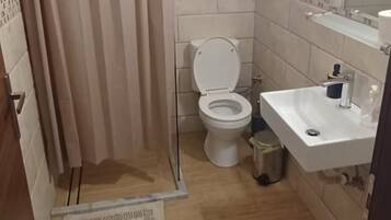 Haartrockner, Handtücher, Seife, Toilettenpapier