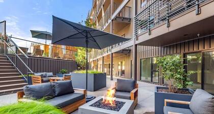 Seven & Skyline- DT Getaway for 7 Ppl| Pool + Gym