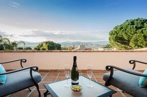 Suite superior, balcón, vistas a la montaña | Restaurante al aire libre