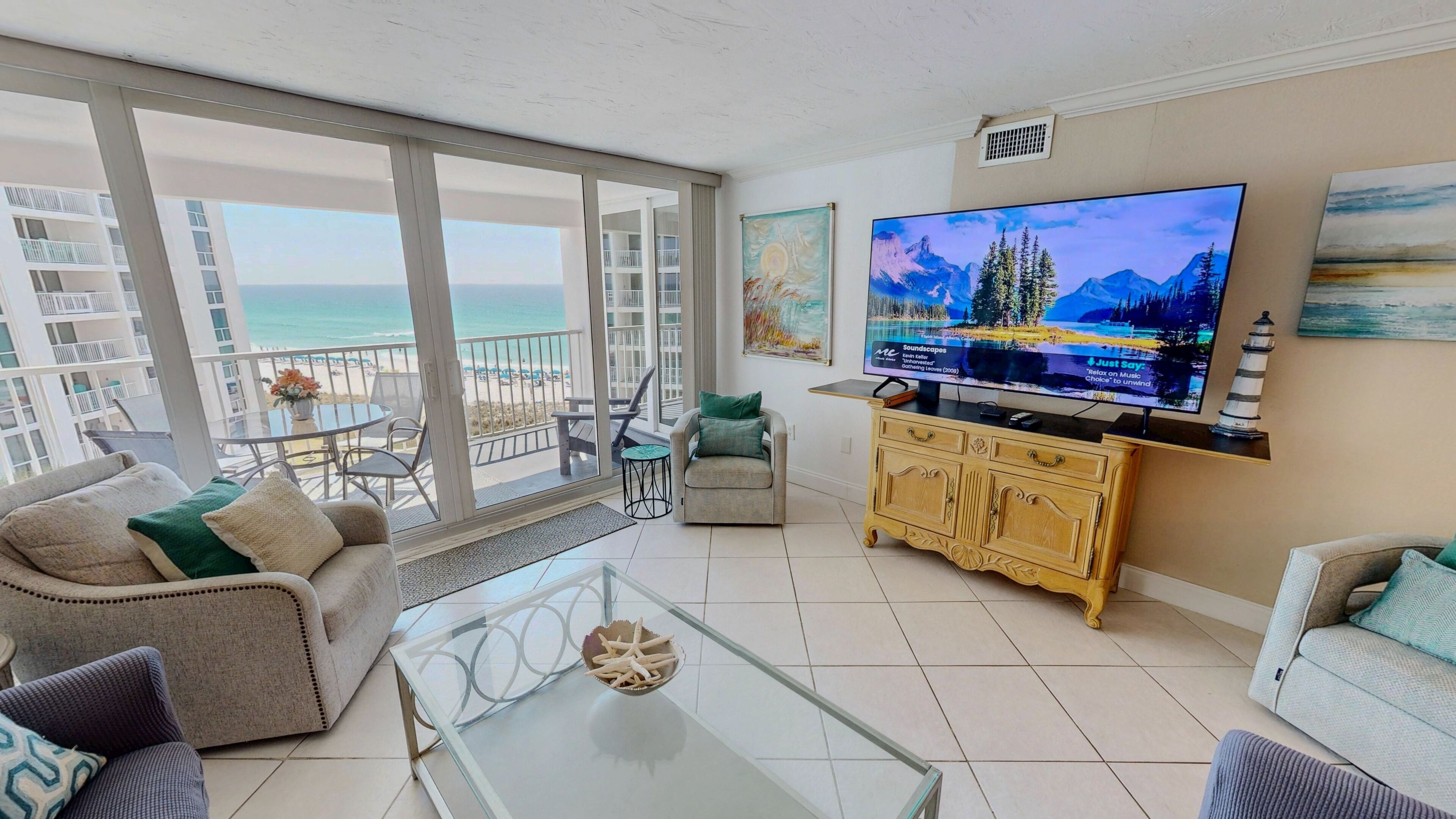 Condo, 2 chambres | Aire de séjour | Téléviseur connecté