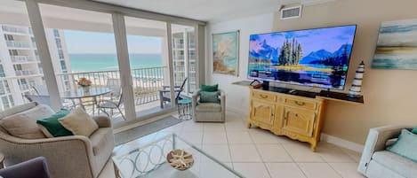 Condo, 2 habitaciones | Área de sala de estar | Smart TV