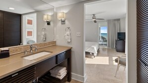 Une salle de bain d’hôtel dotée d’un grand miroir, de deux lavabos et d’un meuble-lavabo.