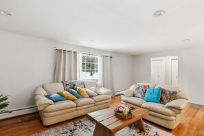 House, 3 Bedrooms | Living area - Comfortable Bloomfield 3br Retreat 3 Bedroom Home (Bloomfield)