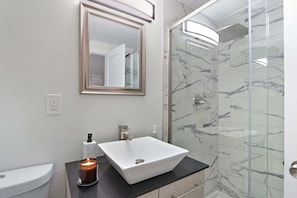 House, 3 Bedrooms | Bathroom | Towels, shampoo - Comfortable Bloomfield 3br Retreat 3 Bedroom Home (Bloomfield)
