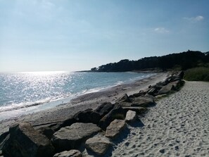 A beach with a rocky shoreline and a clear view of the sea. - Comfort mobile home by the beach (Sarzeau)