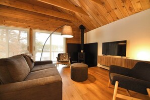 Een smart-tv en boeken