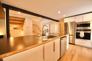 Een koelkast, een magnetron, een oven, een kookplaat