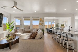 House, 5 Bedrooms | Living area - Splash And Putt Paradise 5 Bedroom Home (Washington)