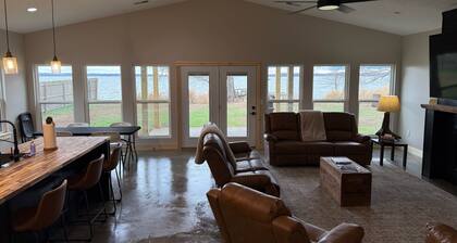 Waterfront Duck & Fishing Lodge - Large Groups - 3 TRAILER PARKING Private Dock