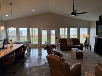 Waterfront Duck & Fishing Lodge - Large Groups - 3 TRAILER PARKING  Private Dock