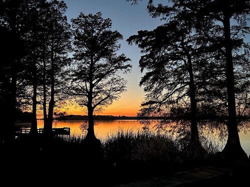 Waterfront Duck & Fishing Lodge - Large Groups - 3 TRAILER PARKING Private Dock