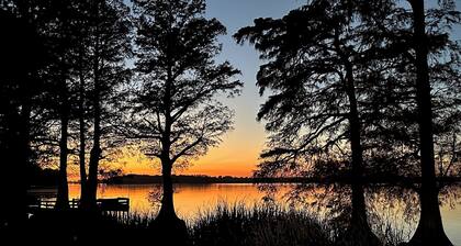 Waterfront Duck & Fishing Lodge - Large Groups - 3 TRAILER PARKING Private Dock