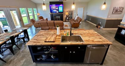 Waterfront Duck & Fishing Lodge - Large Groups - 3 TRAILER PARKING Private Dock