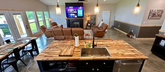 Waterfront Duck & Fishing Lodge - Large Groups - 3 TRAILER PARKING Private Dock