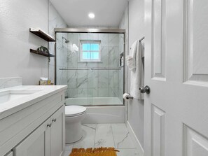 House, Multiple Beds, Kitchen, Garden View (Casa De Campo) | Bathroom | Towels - Casa De Campo Duplex Retreat (Tampa)