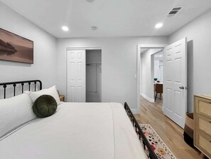 House, Multiple Beds, Kitchen, Garden View (Casa De Campo) | 4 bedrooms, individually decorated, individually furnished, bed sheets - Casa De Campo Duplex Retreat (Tampa)