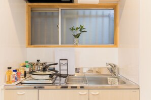 Private kitchen - 4 mins Metro to Namba. near stn. 2 floors japanese style.2tatami rooms, 2toilets (Bainan, Nishinari-ku, Osaka)