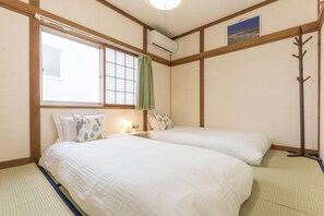 2 bedrooms, iron/ironing board, Internet, bed sheets - 4 mins Metro to Namba. near stn. 2 floors japanese style.2tatami rooms, 2toilets (Bainan, Nishinari-ku, Osaka)