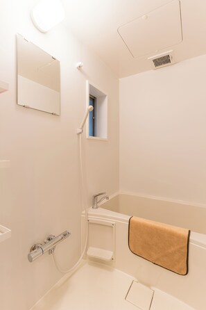 Hair dryer, towels, soap, toilet paper - 4 mins Metro to Namba. near stn. 2 floors japanese style.2tatami rooms, 2toilets (Bainan, Nishinari-ku, Osaka)