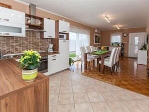Kühlschrank, Mikrowelle, Ofen, Geschirrspüler