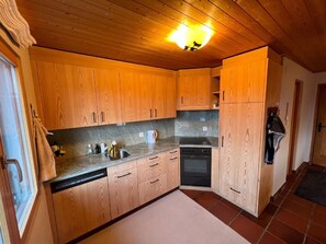 Refrigerador, horno, lavavajillas y utensilios de cocina 