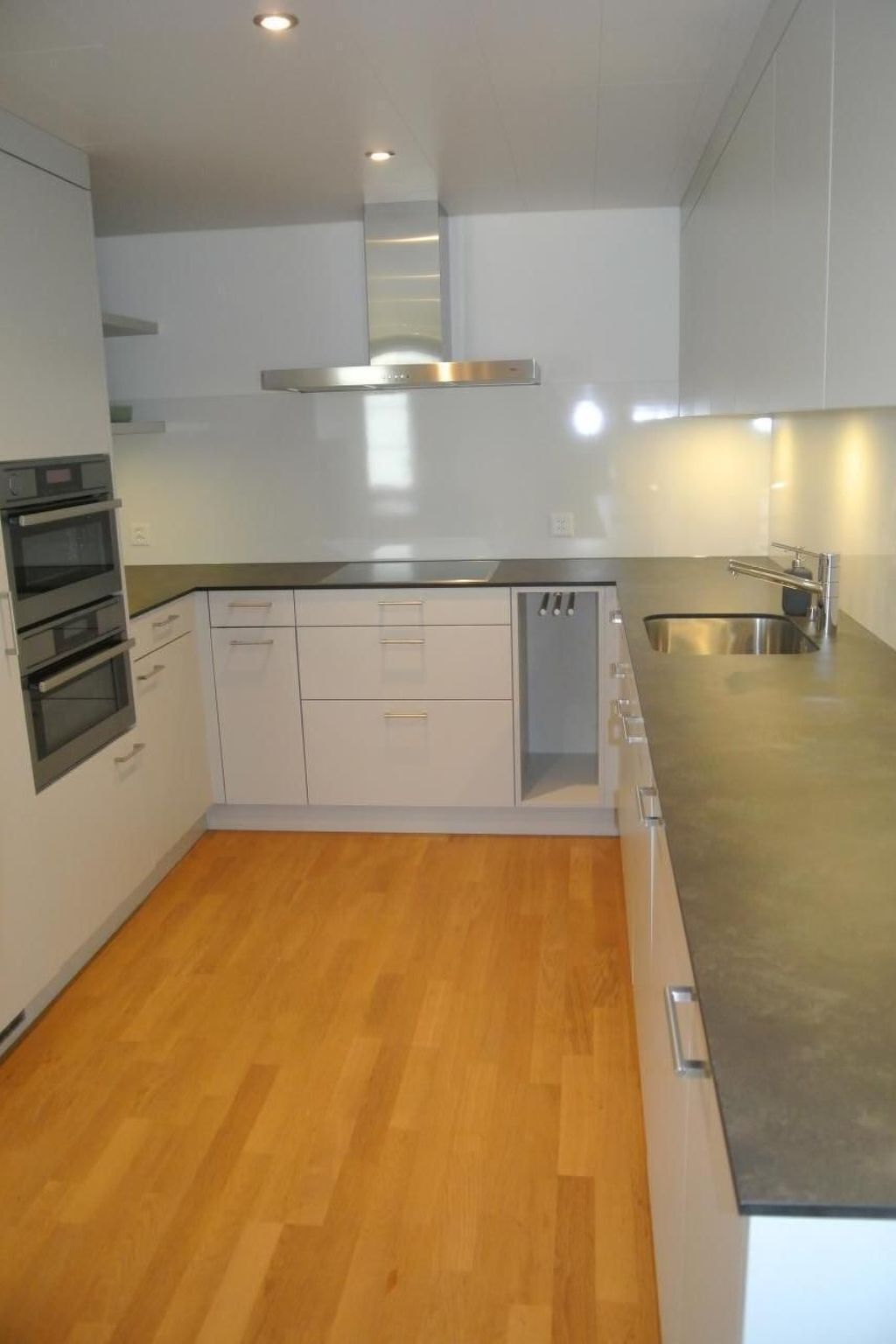 Kühlschrank, Ofen, Geschirrspüler, Kochgeschirr/Geschirr/Besteck