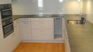 Kühlschrank, Ofen, Geschirrspüler, Kochgeschirr/Geschirr/Besteck