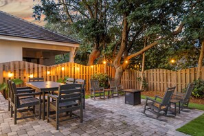 Outdoor dining - "Sandy Shores" Beach Access, Pool, Golf Cart, Fire Pit, Tennis and Pickleball (Destin)