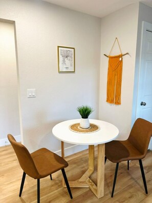 Nhà, nhiều giường, bếp, quang cảnh vườn (Casa De Campo Unit B) | Khu ăn uống