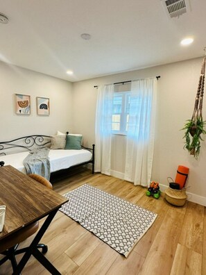 House, Multiple Beds, Kitchen, Garden View (Casa De Campo Unit B) | 2 bedrooms, individually decorated, individually furnished, bed sheets - Casa De Campo Unit B Up to 3 (Tampa)