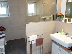 Towels - Tolle Wohnung in Klüsserath mit Großem Garten by Interhome (Klüsserath)