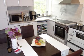 Fridge, microwave, oven, dishwasher - Tolle Wohnung in Klüsserath mit Großem Garten by Interhome (Klüsserath)