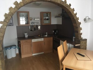 Kühlschrank, Ofen, Geschirrspüler, Kochgeschirr/Geschirr/Besteck