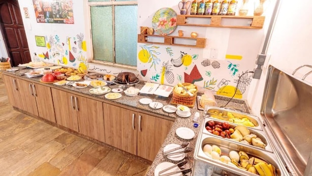 Ein reichhaltiges Buffet mit verschiedenen Speisen und Getränken.