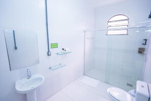 Luxury Suite, Pool View | Bathroom - Local Hostel Manaus  (Manaus)