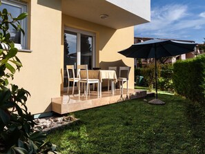Outdoor dining - Wohnung in Monterol mit Garten und Terrasse by Interhome (Umag/Juricani)