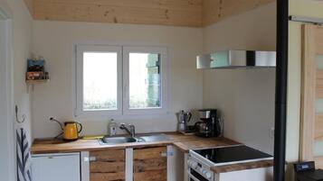 Réfrigérateur, four, batterie de cuisine, vaisselle et ustensiles