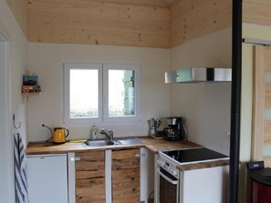Refrigerador, horno y utensilios de cocina 