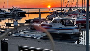 Veneilykeskus, jossa veneet on ankkuroitu laiturin viereen auringonlaskun aikaan.