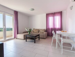 Living area - Wohnung in Monterol mit Terrasse und Garten by Interhome (Umag/Juricani)