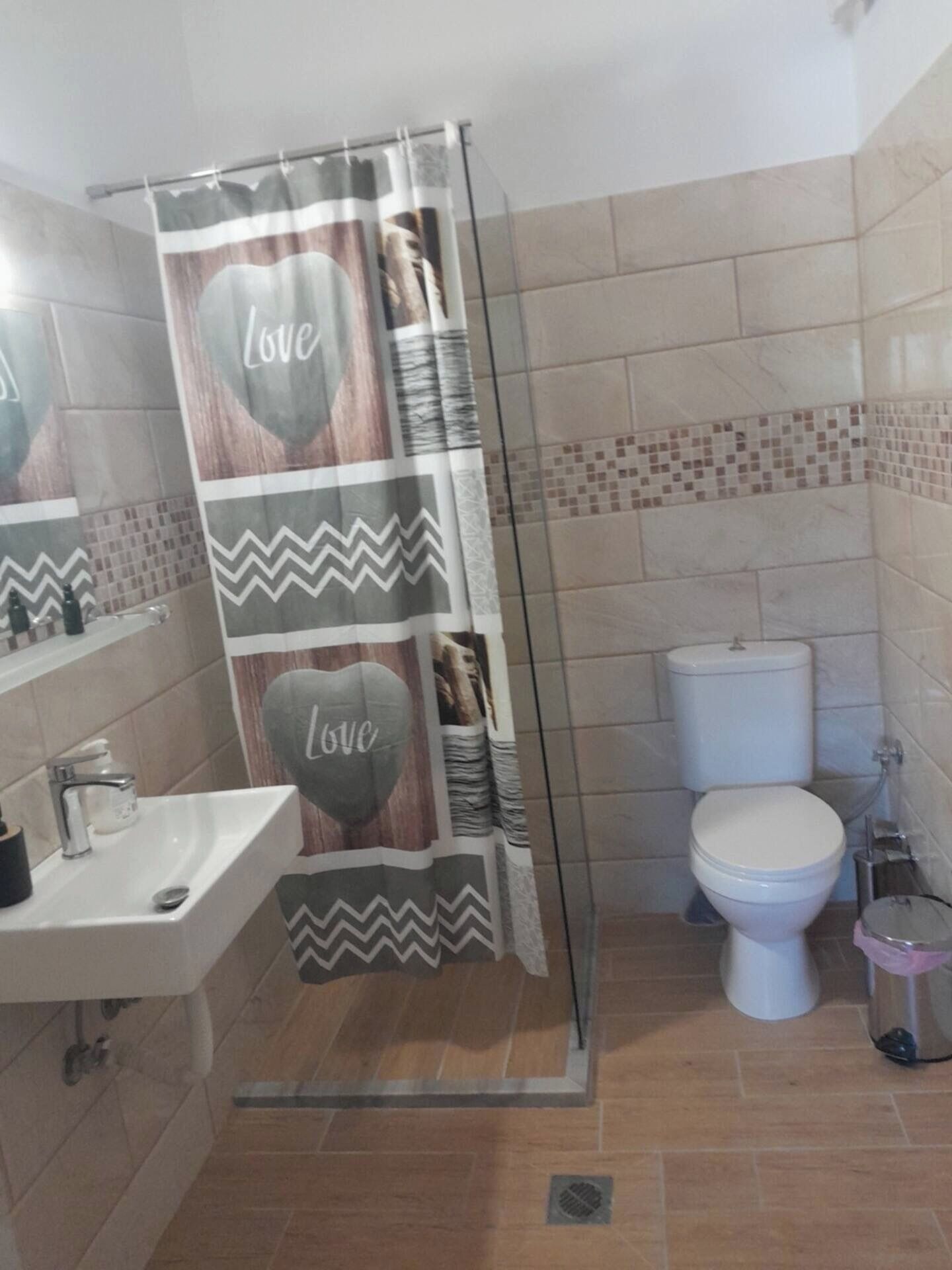 Secador de pelo, toallas, jabón, papel higiénico