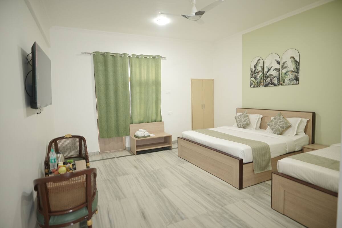 Une chambre d’hôtel avec un lit, une chaise, un bureau et une armoire.