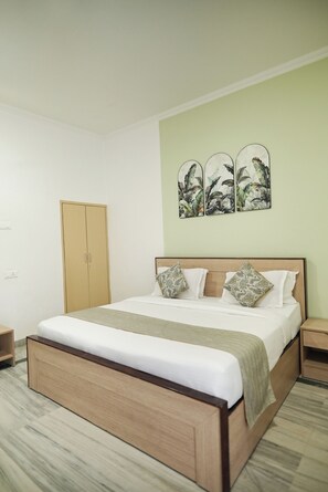 Chambre Triple Luxe, balcon, vue ville | Coffres-forts dans les chambres, chambres insonorisées