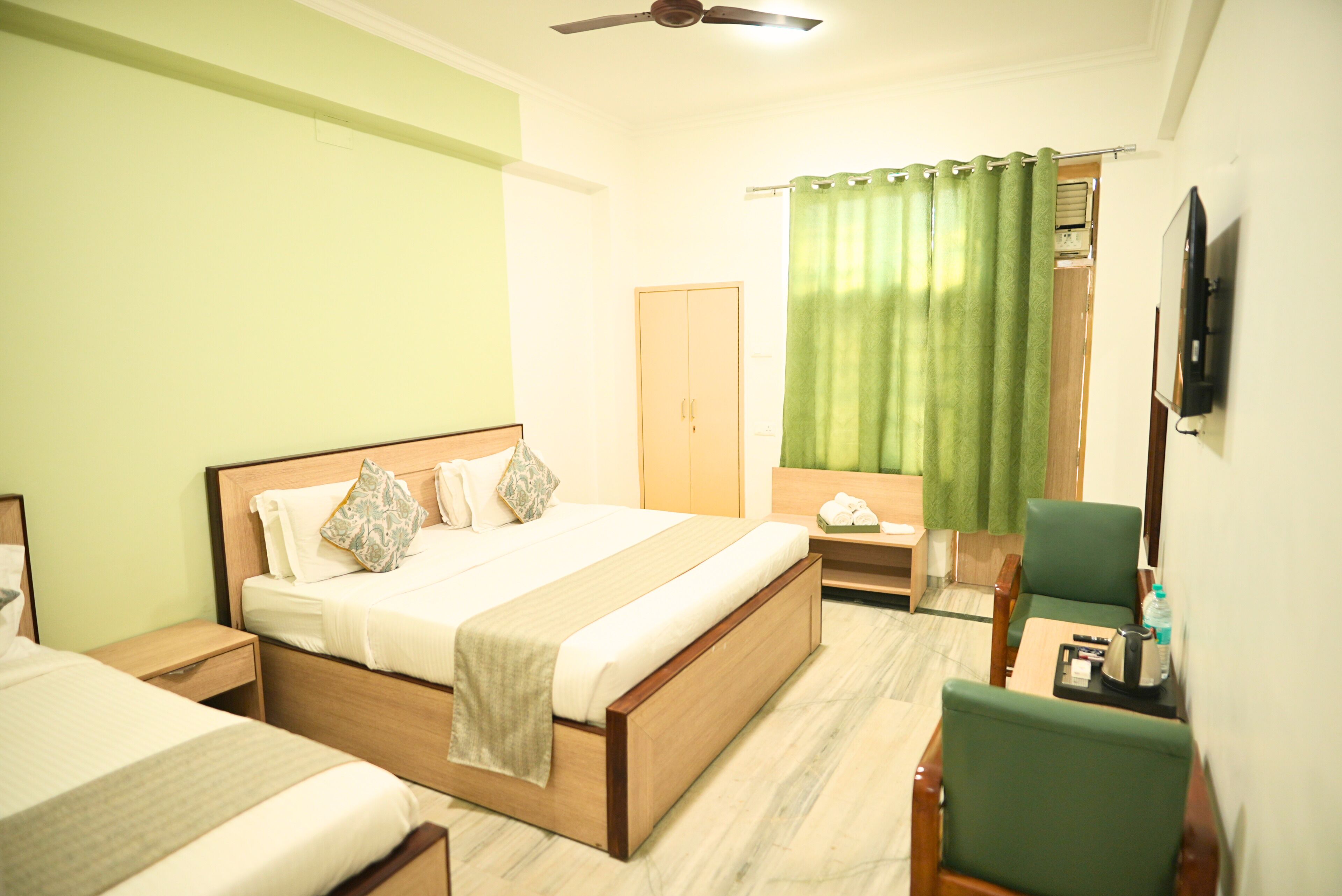 Deluxe Triple Room, Balcony, City View | Peti besi dalam bilik, kalis bunyi, seterika/papan seterika 