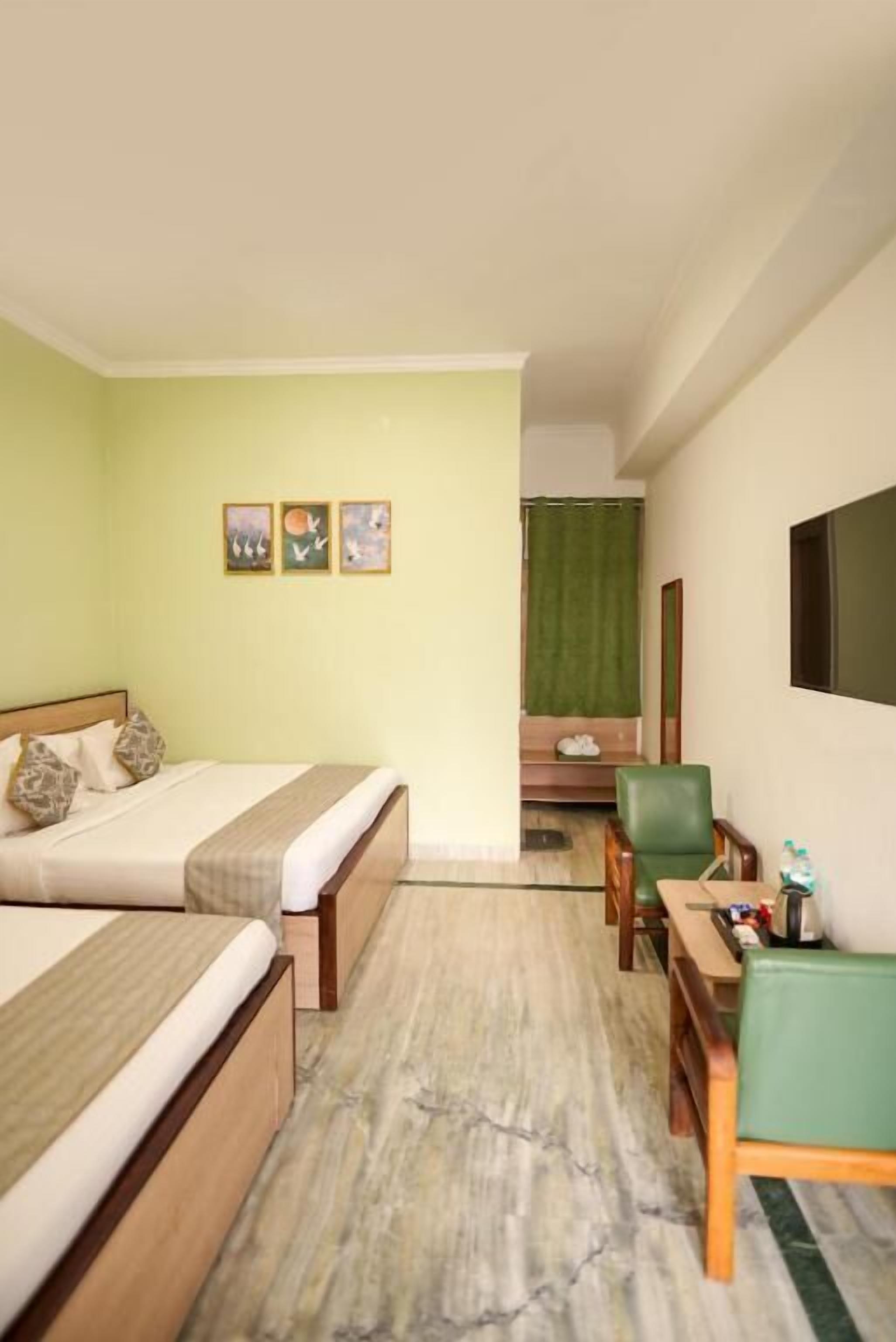 In-room safe, soundproofing, iron/ironing board, free WiFi