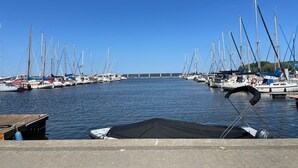 Ein Yachthafen mit mehreren Segelbooten, die dort liegen.