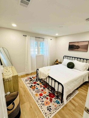 Casa, varias camas, cocina, vista al jardín (Casa De Campo Unit A) | 2 habitaciones, decoración personalizada y muebles diferentes 