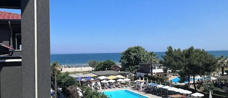 Appartement familial, vue partielle sur la mer | Terrasse/patio